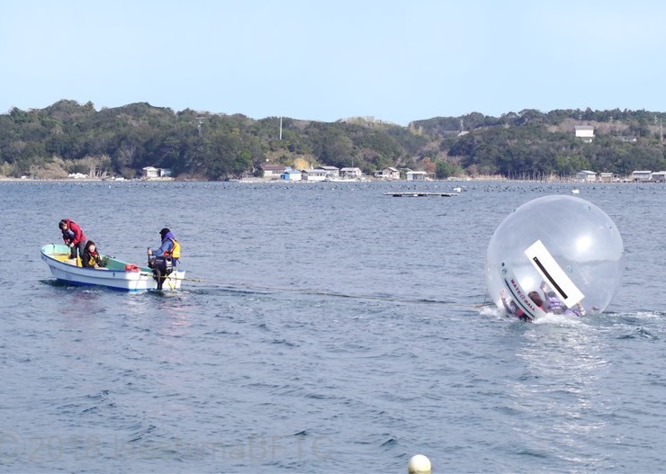 Shima Nature School / Float in Leisure on the Sea in a Water Ball